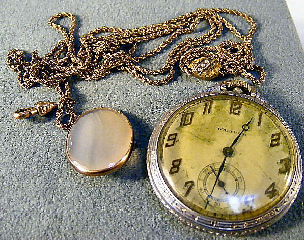 Jewelry lot, Waltham Art Deco pocket watch (runnin: Jewelry lot, Waltham Art Deco pocket watch (running), slide chain & agate pin.