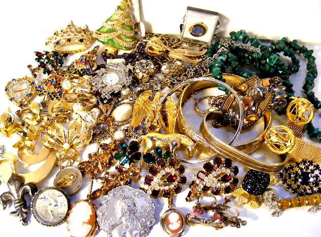 Costume jewelry lot, Weiss, 2 Warner x-mas trees,: Costume jewelry lot, Weiss, 2 Warner x-mas trees, Trifari, Napier, Vendome, Eva Simon, rhinestones, beads, pins, necklaces, earrings, bangles, horse, dog, crown, eagle, x-mas trees, etc.