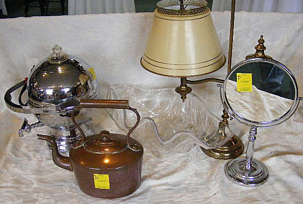 Lot including brass desk lamp, deco coffee pot, co: Lot including brass desk lamp, deco coffee pot, copper tea pot, plastic bowl, etc