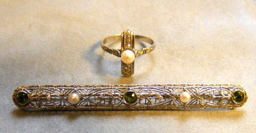 Art Deco 14k & 18k white gold pearl ring & filigr: Art Deco 14k & 18k white gold pearl ring & filigree bar pin with pearls. The bar pin has 2 pearls and 3 green stones, marked 14k on clasp, 5.4 grams, The ring has a single pearl with an etched design,