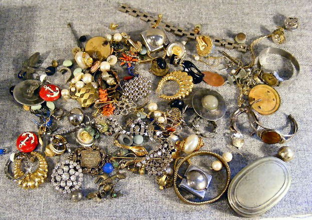 Costume jewelry in Vera Wang box. Rhinestones, ea: Costume jewelry in Vera Wang box. Rhinestones, earrings, pins, necklaces, etc.