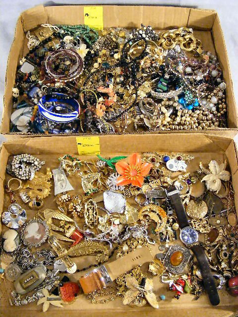Large lot of estate costume jewelry, chains, brac: Large lot of estate costume jewelry, chains, bracelets, watches, pins, rings, etc.
