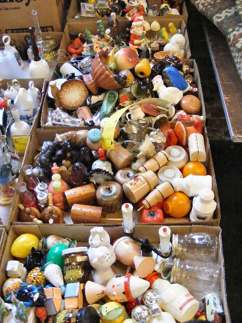 Large lot of salt & pepper shakers: Large lot of salt & pepper shakers