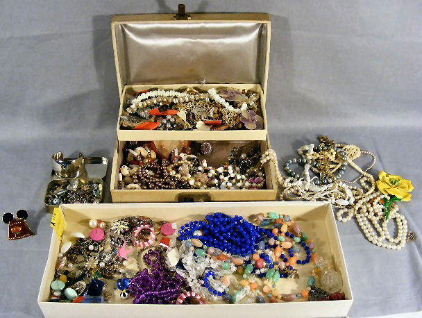Lot of costume jewelry, beads, earrings, bracelet: Lot of costume jewelry, beads, earrings, bracelets, pins, etc