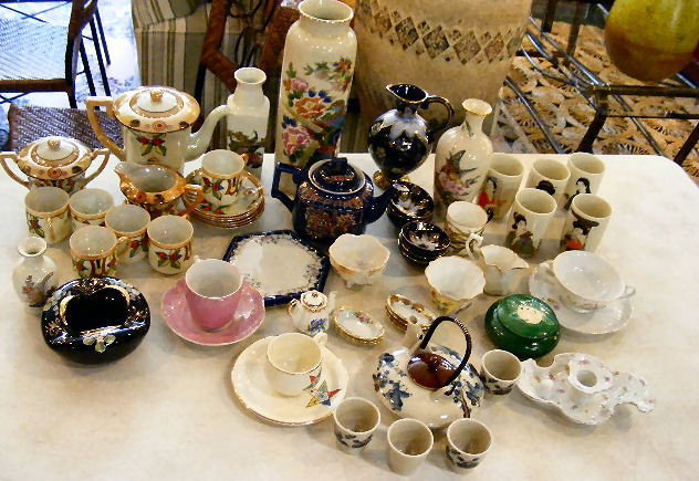 Lot of oriental china, teaset, vases, teapots, bow: Lot of oriental china, teaset, vases, teapots, bowls, sake set, etc