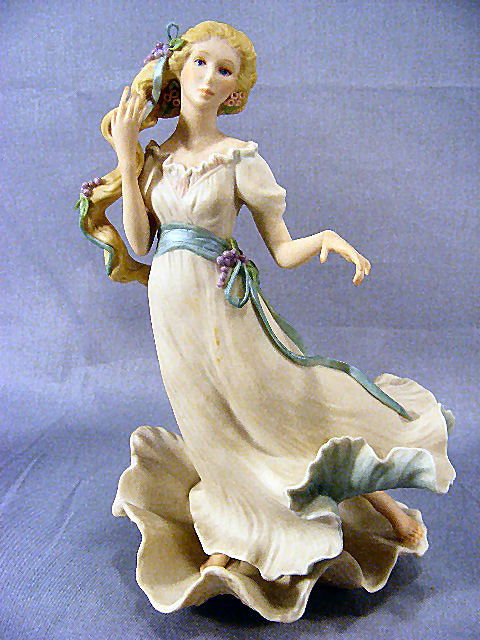 Cybis figurine, Aphrodite, #662, dated 1983. Excel: Cybis figurine, Aphrodite, #662, dated 1983. Excellent condition. 8.75" tall.