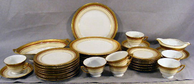 Thomas Bavaria china, 7 - 10" plates, 8 - 7.5" pl: Thomas Bavaria china, 7 - 10" plates, 8 - 7.5" plates, 8 - 6" plates, gravy boat, oval open 12" bowl and 7 cups & saucers. No wear to decoration, minimal to no utensil marks