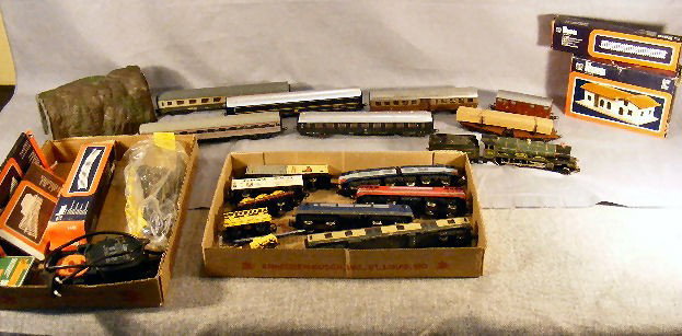 Lima HO scale train collection, engine, cars, tra: Lima HO scale train collection, engine, cars, transformer, track, station building, tunnel, etc.