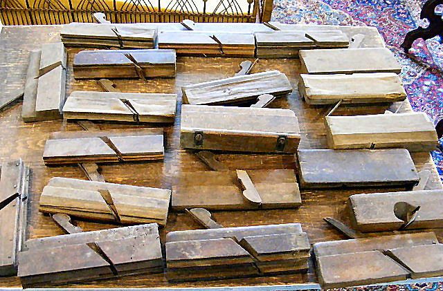 Lot of molding planes - varied makers & condition: Lot of molding planes - varied makers & condition