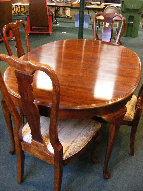 Dining room table & 4 chairs, Queen Anne legs.: Dining room table & 4 chairs, Queen Anne legs.