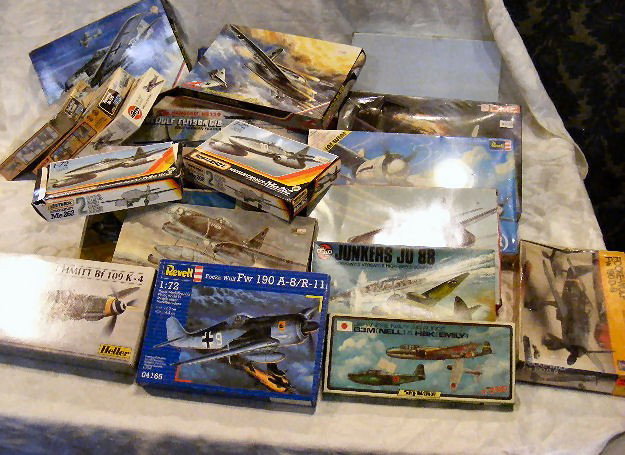 Model airplanes, Revell, Matchbox, MPC, Heller, A: Model airplanes, Revell, Matchbox, MPC, Heller, Airfix, etc. Some open boxes. 25pcs.