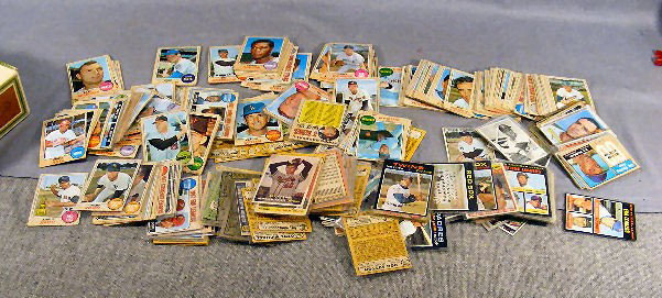 Cigar box w/ baseball cards, 1950's to early 70's.: Cigar box w/ baseball cards, 1950's to early 70's. Topps, etc.