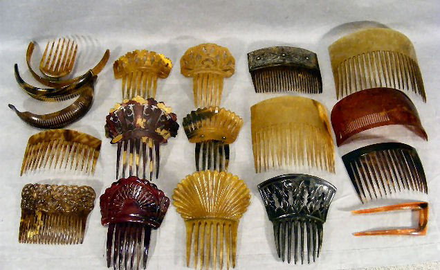 Lot of 18 celluloid, tortoise shell hair combs, al: Lot of 18 celluloid, tortoise shell hair combs, all in good condition