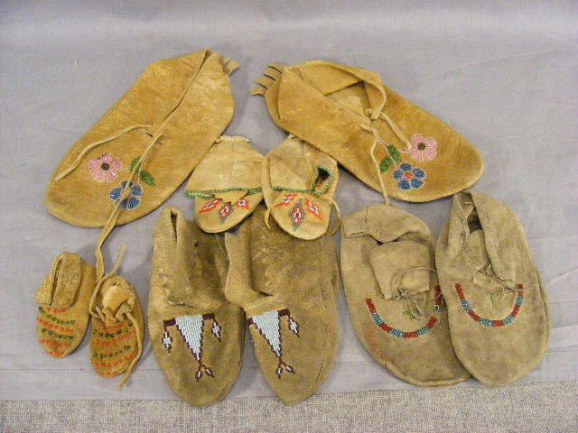 Lot of 5 beaded Native American moccasins, all in: Lot of 5 beaded Native American moccasins, all in very good condition