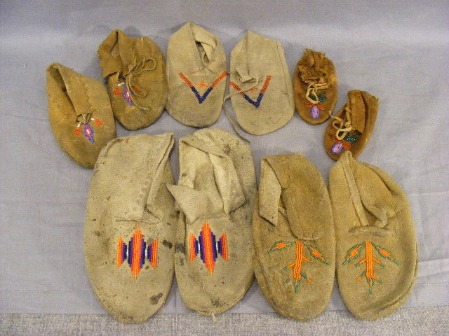 Lot of 5 beaded Native American moccasins, all in: Lot of 5 beaded Native American moccasins, all in very good condition