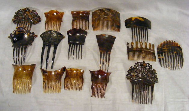 Lot of 16 tortoise shell hair combs, 3 in last pho: Lot of 16 tortoise shell hair combs, 3 in last photo have some damaged.