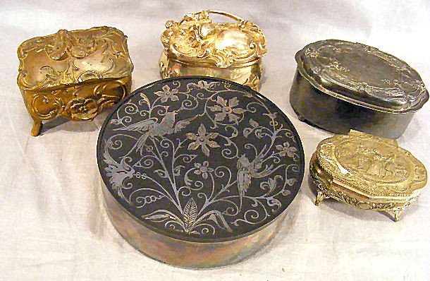 Lot of fine dresser boxes, two art nouveau, Frenc: Lot of fine dresser boxes, two art nouveau, French style Derby Silver plate box and round Oneida box