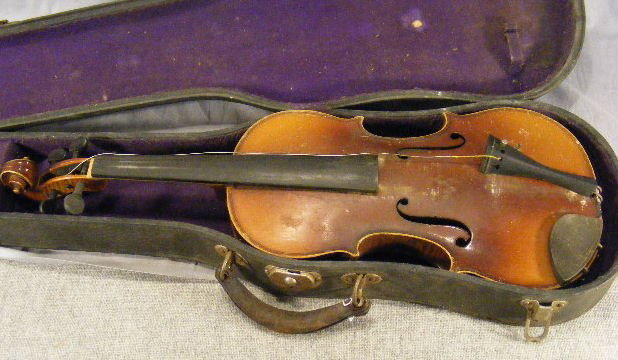 Antonius Stradivarius Cremonensis violin, Facieba: Antonius Stradivarius Cremonensis violin, Faciebat anno 1722 w/ case. No bow. Scuff, wear & neck is separating from body, & pieces missing at end of finger board.