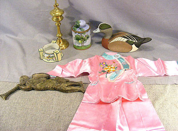 Lot, Nippon ashtray, Nippon Humidor (damaged), Dr: Lot, Nippon ashtray, Nippon Humidor (damaged), Drake decoy signed Raymond Hornick (?) 1979, brass reproduction lamp, child's Asian PJ's.