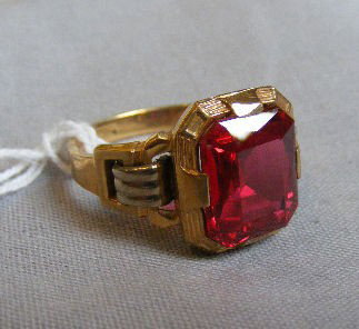 10k gold, Art Deco mens ring, red stone. 6.2 gram: 10k gold, Art Deco mens ring, red stone. 6.2 grams. Size 10.5, marked 10k, One small chip in stone.