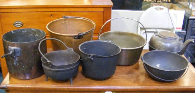 Kitchen lot, 2 copper dovetailed kettles, brass b: Kitchen lot, 2 copper dovetailed kettles, brass bucket, cast iron kettle, tea pot, etc.