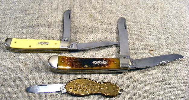 Lot of 2 Case folding pocket knives and Remington : Lot of 2 Case folding pocket knives and Remington advertising pocket knife