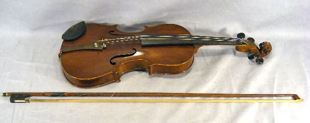 Vintage Japanese violin & bow. Bow is not signed.: Vintage Japanese violin & bow. Bow is not signed.