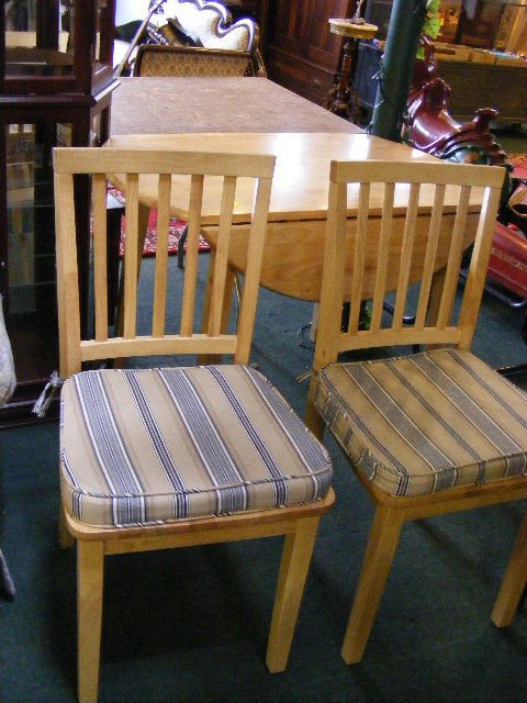 Table with two matching chairs, excellent conditi: Table with two matching chairs, excellent condition, 42" dia. Table.