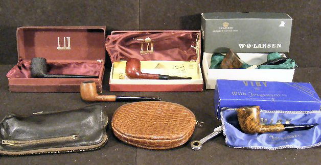 Lot including 3 Dunhill tobacco pipes, two with bo: Lot including 3 Dunhill tobacco pipes, two with boxes, on unused, Larsen pipe with little use, Viby pipe and two tobacco pouches.