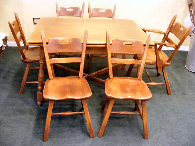 Cushman Colonial Creation rock maple kitchen tabl: Cushman Colonial Creation rock maple kitchen table and chairs, table top measures 48" X 36" and 72" extended