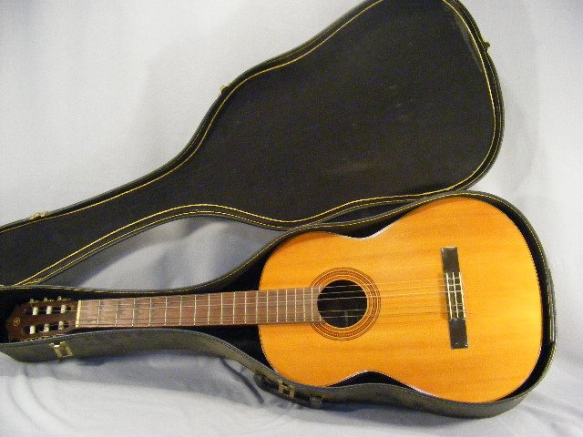 Yamaha G-50A guitar in case: Yamaha G-50A guitar in case