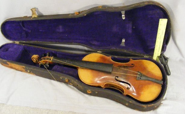 Jacobus Stainer labeled violin, crack photographe: Jacobus Stainer labeled violin, crack photographed