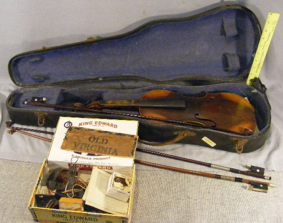 Ole Bull violin with three unmarked bows: Ole Bull violin with three unmarked bows