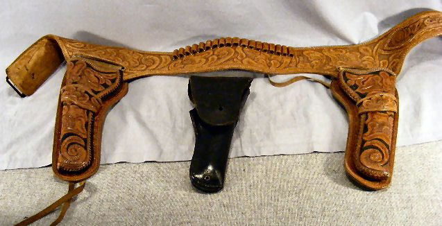 Vintage tooled leather, double holster for a set o: Vintage tooled leather, double holster for a set of 6 shooters & a vintage Boyt .44 US leather military holster.