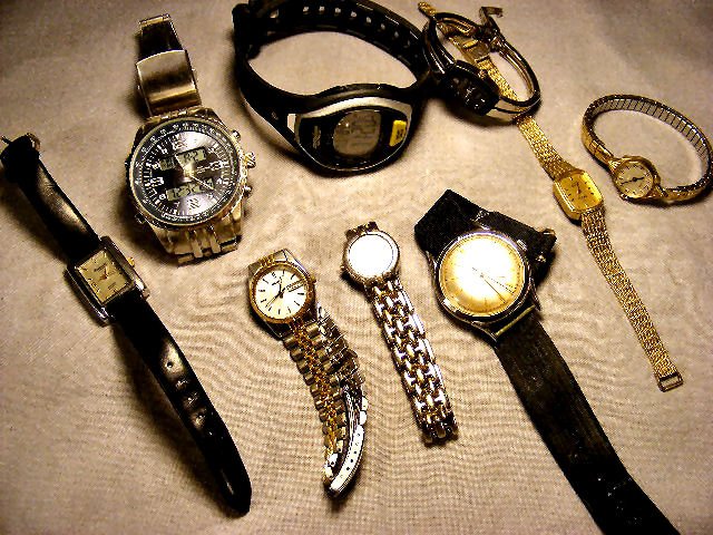Lot of watches, large men's watch, quartz (hands : Lot of watches, large men's watch, quartz (hands not moving), Timex Ironman (scratch on lens), Etera-matic vintage watch. Ladies watches: Omega quartz watch, Seiko (scratched lens), Precision quartz, 