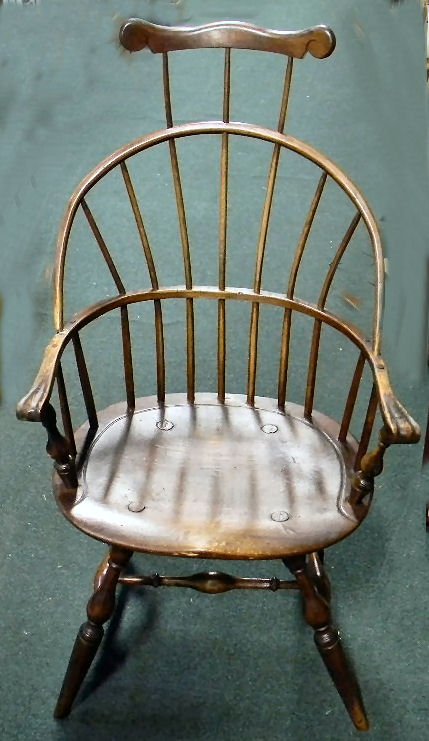 Comb back Windsor armchair: Comb back Windsor armchair, break where back meets arm, legs ended out 3.25", refinished