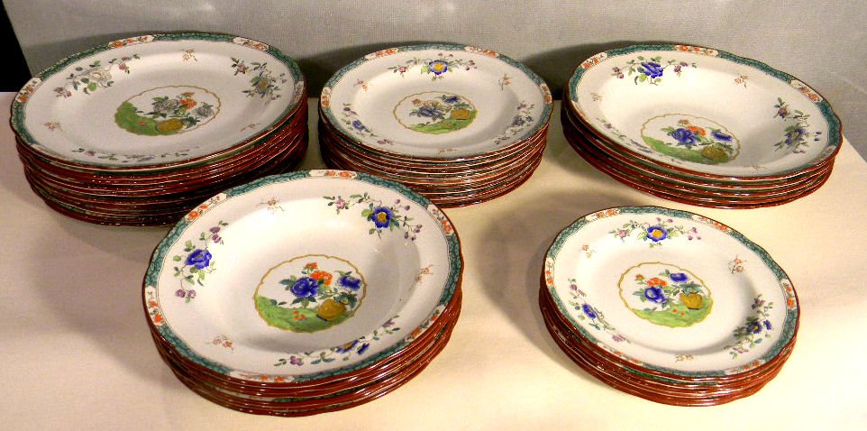 Copeland Spode Dragon Urn/Chinese Rose, 10 - 10.5": Copeland Spode Dragon Urn/Chinese Rose, 10 - 10.5" plates, 10 - 9" plates (one chipped), 6 - 9" bowls, 5 - 10.5" bowls, some wear to painted edges