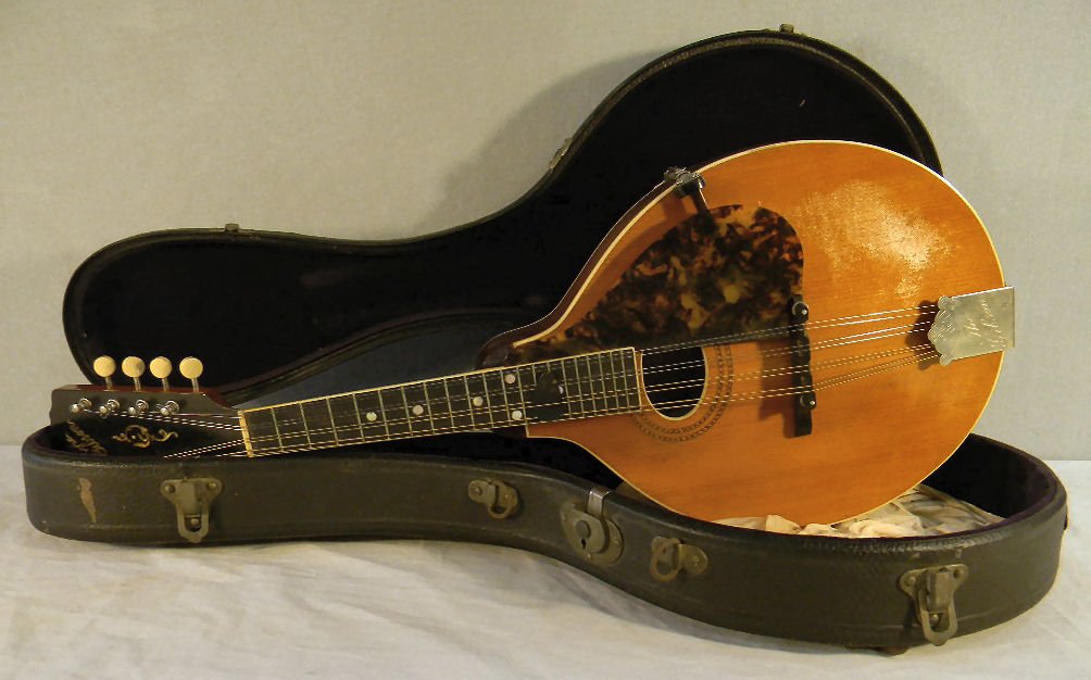 Gibson A-3 mandolin with case, mandolin has no chi: Gibson A-3 mandolin with case, mandolin has no chips, cracks, breaks or warping, finish is alligatored front & back, original case, 26" long. Handle off case.