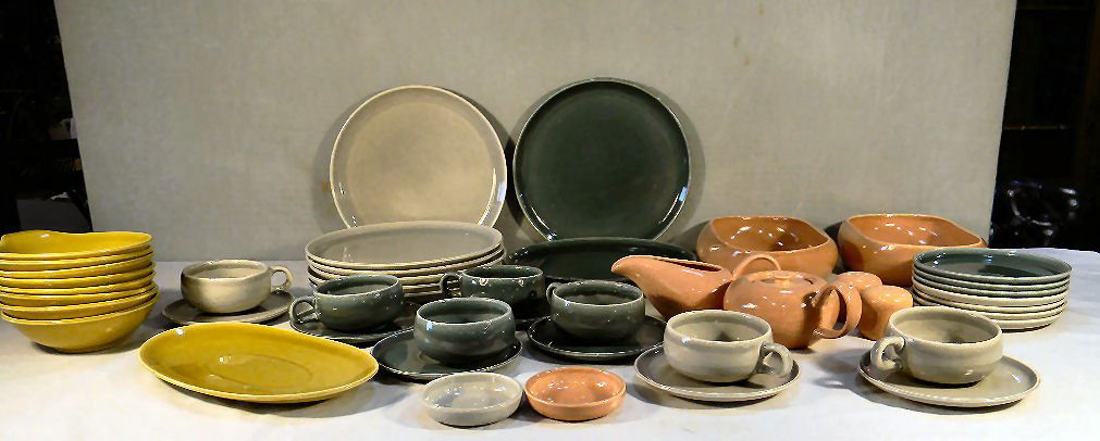 Lot of Russel Wright Steubenville dinnerware, 10 -: Lot of Russel Wright Steubenville dinnerware, 10 - 10" dinner plates, 2 - 10" oval serving bowls, creamer & sugar bowl, salt & pepper shakers, 7 - 6" plates, 7 cups & saucers (2 cups with crazing), 8