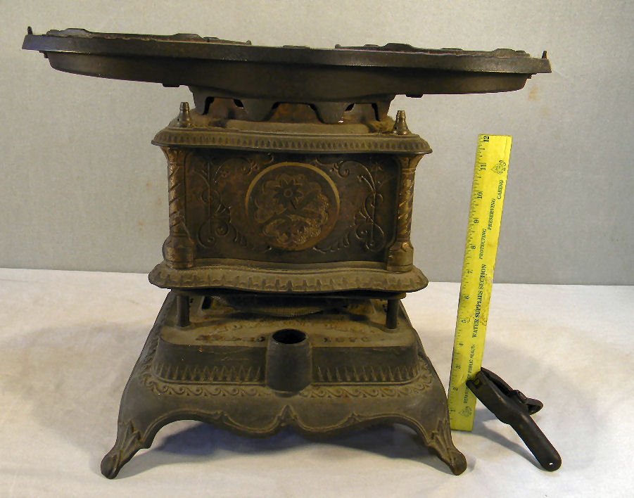 Cast iron kerosene stove marked "Edwards Patent : Cast iron kerosene stove marked "Edwards Patent Apr 1876 Florence Favorite, Florence, Mass. No.3", no breaks, cracks or repairs, 15" high and 20" wide