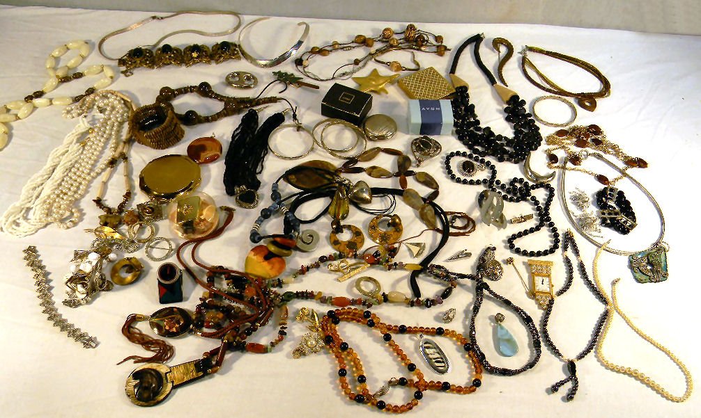 Large lot of costume jewelry including watches, bracele: Large lot of costume jewelry including watches, bracelets, necklaces, pendants, beads, etc.