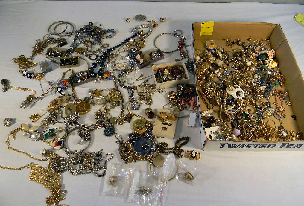 Large lot of costume jewelry including chains, bracelet: Large lot of costume jewelry including chains, bracelets, necklaces, earrings, rings, beads, pendants, etc.