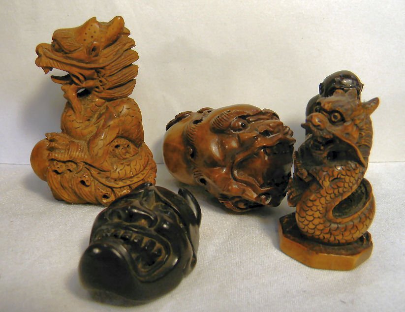 Lot of five Japanese 3 netsuke and 2 carvings, each app: Lot of five Japanese 3 netsuke and 2 carvings, each appears to be wood