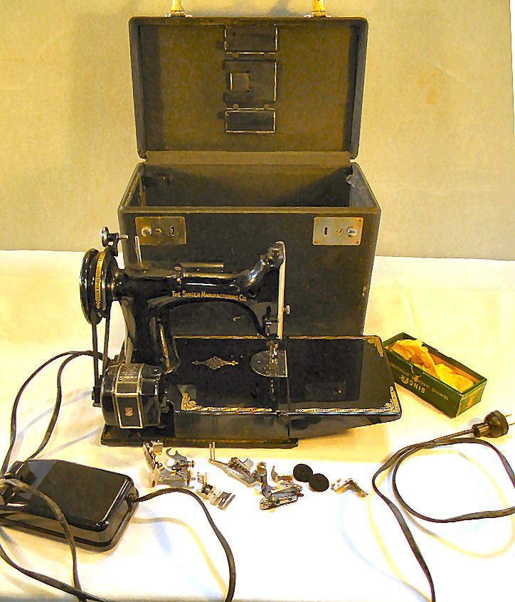 Singer Featherweight sewing machine with case in workin: Singer Featherweight sewing machine with case in working order, very good cosmetic condition with minor scratching, case sturdy