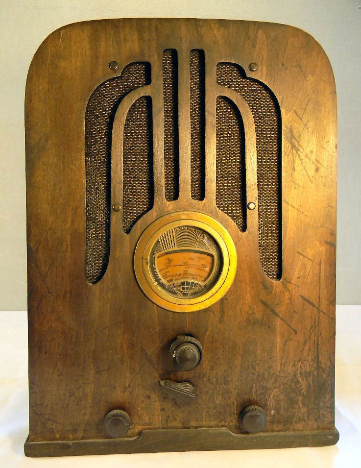 Philco 37-620 wood cased radio, case with no breaks, no: Philco 37-620 wood cased radio, case with no breaks, no cord, sold "as is", 18.5" high, 12" wide