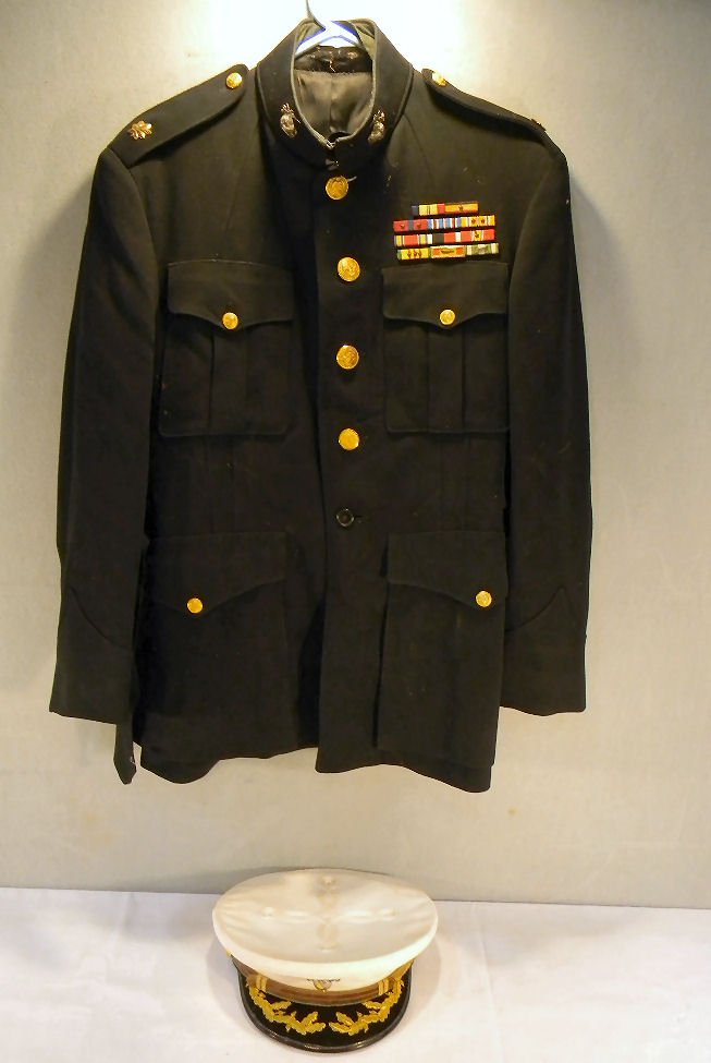 U.S. Marines major's uniform coat, tear in liner and si: U.S. Marines major's uniform coat, tear in liner and size 7 hat