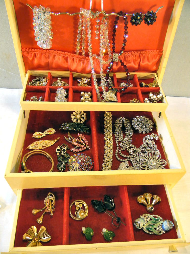 Lot of quality estate jewelry pins, bracelets: Lot of estate jewelry pins, bracelets, necklaces & earrings, including pieces by Coro Duette, Sarah Coventry, Catherine Popesco (France), Trifari, Laguna, ART, ESC, rhinestones