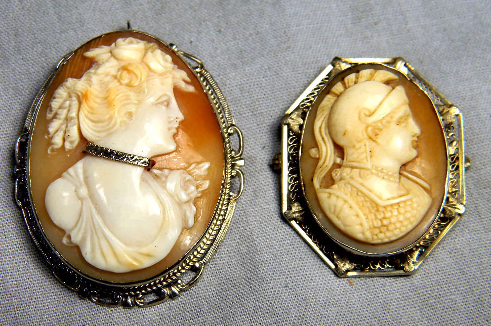 Two shell cameo pendant brooches with 14K white gold fr: Two shell cameo pendant brooches with 14K white gold frames, both with fine carving and detailed frames