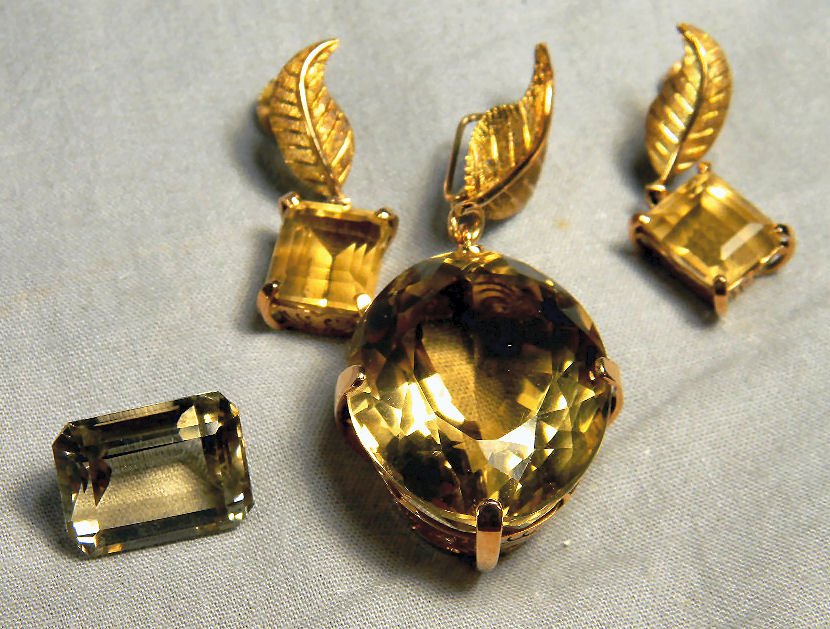 18K yellow gold earrings and pendant set with topaz or: 18K yellow gold earrings and pendant set with topaz or topaz colored stones, large heavy gold settings, total weight of three pieces is approx. 37 grams together with smoky topaz colored stone weighin