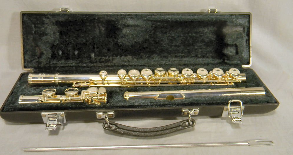 Yamaha flute in case, excellent condition: Yamaha flute in case, excellent condition